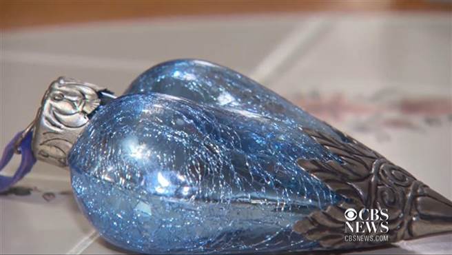 女子希望能找到骨灰瓮主人的亲人，想听背后的美丽故事。（图／翻摄自CBSN画面截图）