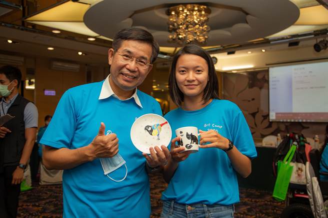 目前就读台艺大的听障生康宇瑄（右），具有绘画方面的天赋。（教育部提供／林志成台北传真）