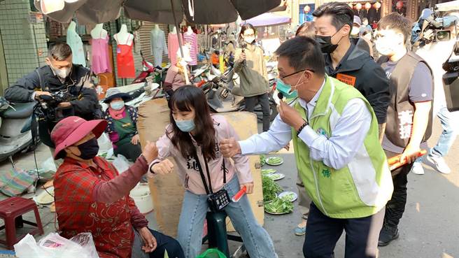 高市議員黃捷（左二）今在立委許智傑、林昶佐陪同下掃街，尋求選民支持。（柯宗緯攝）