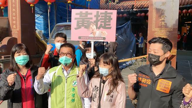 高市議員黃捷今在立委許智傑、林昶佐陪同下掃街，尋求選民支持。（柯宗緯攝）