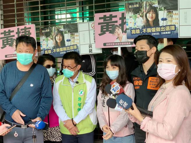 高市議員黃捷今在立委許智傑、林昶佐陪同下掃街，尋求選民支持。（柯宗緯攝）