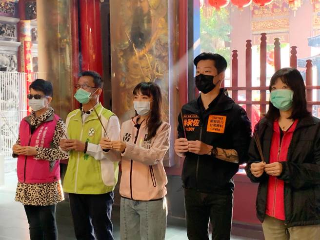 高市議員黃捷（中）掃街前，先到鳳山雙慈殿參拜，祈求順利挺過難關。（柯宗緯攝）