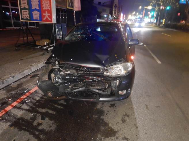 一名男子疑酒駕開車失控衝撞計程車，不只自己車子車頭半毀，也造成運匠受傷送醫。（民眾提供／盧金足台中傳真）