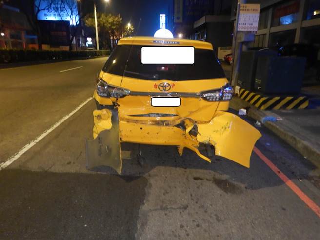 計程車司機的車子保險桿及車後行李廂被撞到凹陷，運匠人受傷，車子毀壞無法作生意。（民眾提供／盧金足台中傳真）