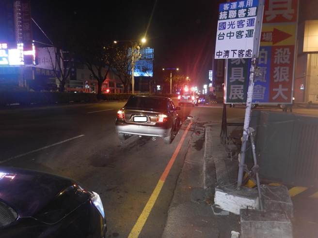 台中市一名男子疑酒駕開車失控衝撞計程車。（民眾提供／盧金足台中傳真）