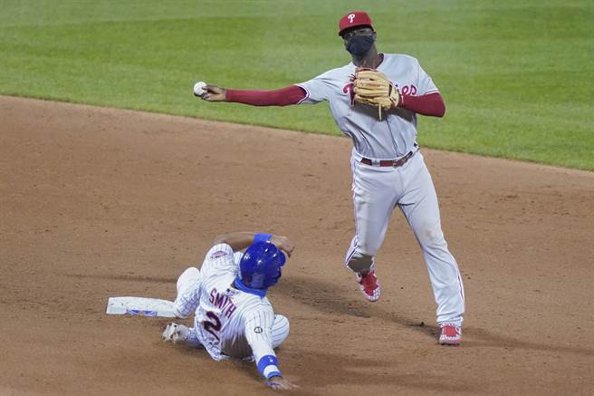 费城人队与游击手桂格瑞斯（右）续约2年，价码2800万美元。（美联社资料照）