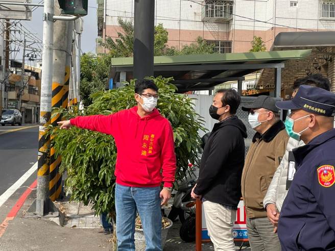 台中市议员周永鸿（左）邀集中央、地方相关单位共同会勘，建议分阶段逐步改善。（台中市议员周永鸿服务处提供／卢金足台中传真）