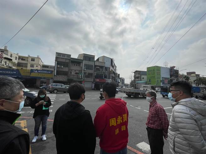 台中市神冈区中山路、大洲路口因车流量大加上道路规画不良，成为交通瓶颈。（台中市议员周永鸿服务处提供／卢金足台中传真）