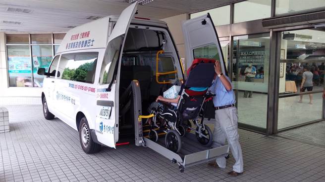 苗栗县復康巴士交通接送服务，2月3日至2月9日预约时间将增加过年后时段，年后有需要的民眾须提早预约。（苗栗县政府提供／巫静婷苗栗传真）