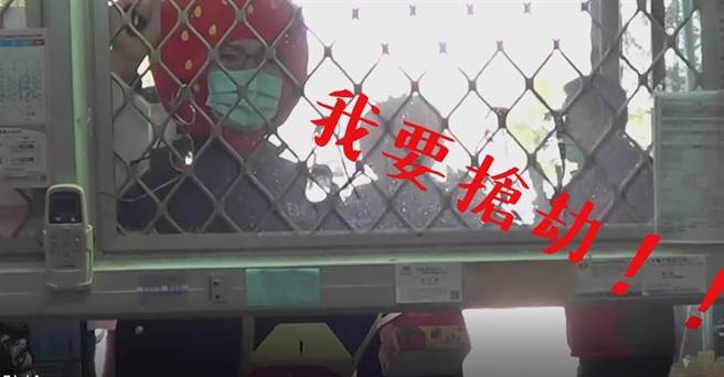 苗栗县警察局大湖分局29日举办金融机构防抢演练。（大湖警分局提供／巫静婷苗栗传真）