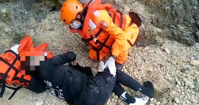 高雄17岁少年抢看夕阳，竟不顾危险攀爬岩壁，不慎从7公尺高处摔落到海蚀洞。（柯宗纬翻摄）