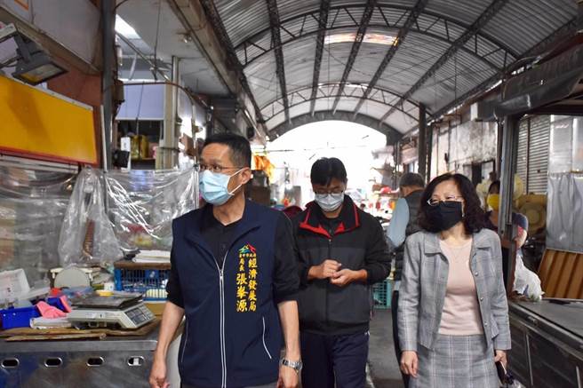 經發局長張峯源表示，去年市府「紓困9箭」政策，將3至6月公有市場攤商使用費打折，讓攤商安心拚經濟。（盧金足攝）