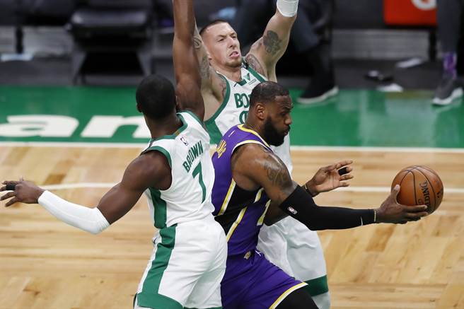 詹姆斯在两名塞尔提克球员包夹当中突围而出。(美联社)