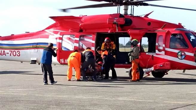 40歲的曾姓男子與友人29日至台東縣卑南南峰登山，不料墜落20公尺深山谷，因傷無法行走，經友人通報消防局和空勤總隊第3大隊第3隊等單位獲報後30日出動救援，終於在31日鷹直升機吊掛成功，將其送往馬偕醫院救治，已無大礙。（台東空勤第三大隊提供／蔡旻妤台東傳真）
