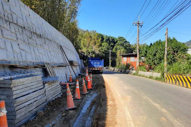 竹122线31K瓶颈路段拓宽为8米已近完工，春节前可双向通车。（罗浚滨摄）