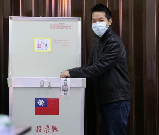 立委何志伟一早前往投票。（黄世麒摄）