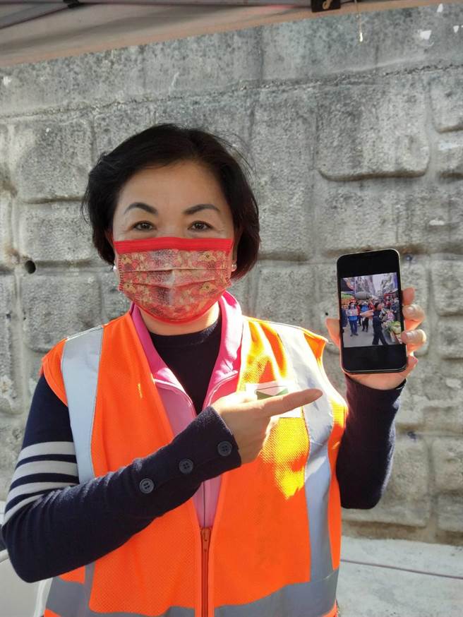 立委楊瓊瓔連續跑攤，並秀出揹粉紅豬上市場宣傳反萊豬公投照片。（陳淑娥攝）