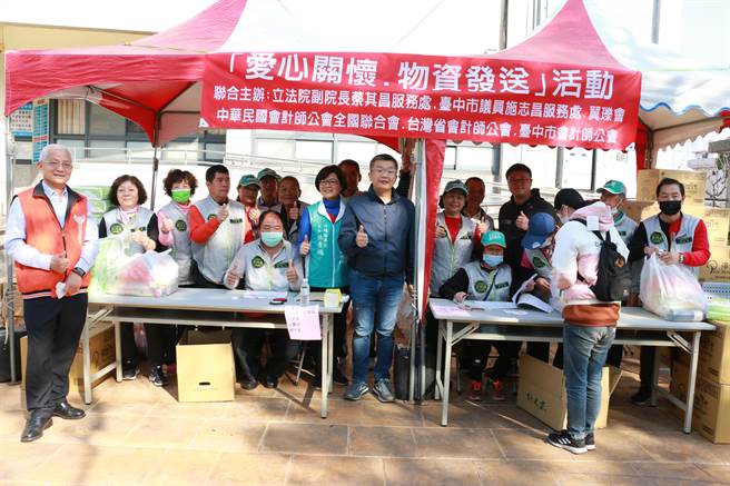 立法院副院長蔡其昌舉辦歲末寒冬送暖活動，希望幫助弱勢過好年。（陳淑娥攝）