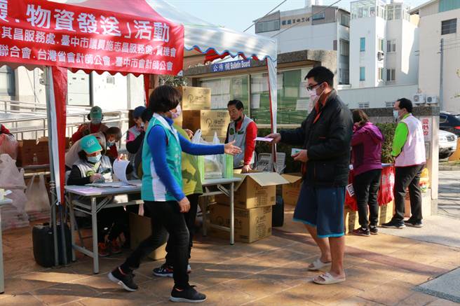立法院副院長蔡其昌舉辦歲末寒冬送暖活動，希望幫助弱勢過好年。（陳淑娥攝）