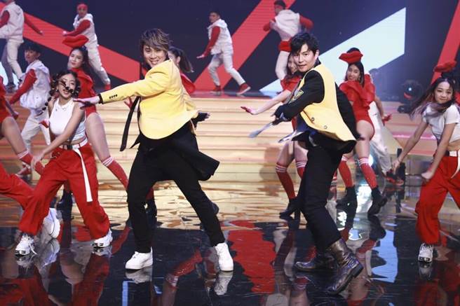 《民视第一发发发》除夕特别节目舞蹈单元邀请孙协志、王仁甫加入主持阵容。（民视提供）