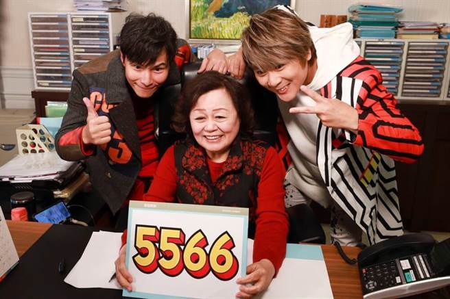 王明玉董事长（中）惊喜现身。（民视提供）