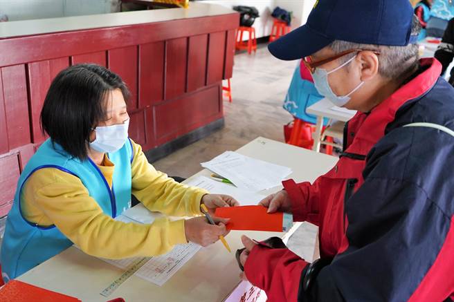 民眾今天上午９点前来竹林寺就来领取年节关怀慰问金。（林口区公所提供／李俊淇新北传真）