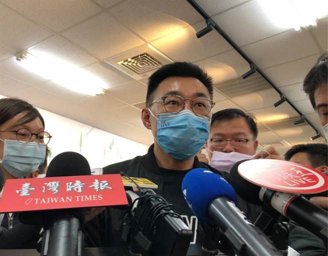 立法院会日前通过时代力量党团提案，要求内政部评估有无修改现行国徽的必要性，对此国民党主席江启臣31日怒批蔡英文及民进党，若认为应该要改国徽、改国旗，那请蔡英文出来向全民报告。(洪浩轩摄)