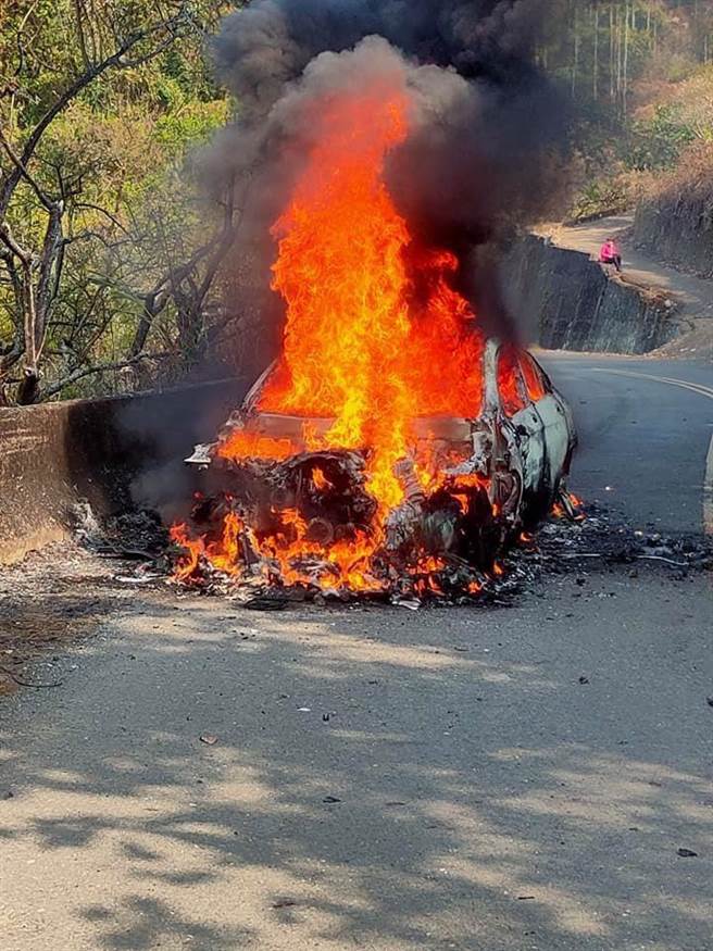 一对母女开车上梅岭赏花，没想到轿车突然冒烟起火。（读者提供／庄曜聪台南传真）