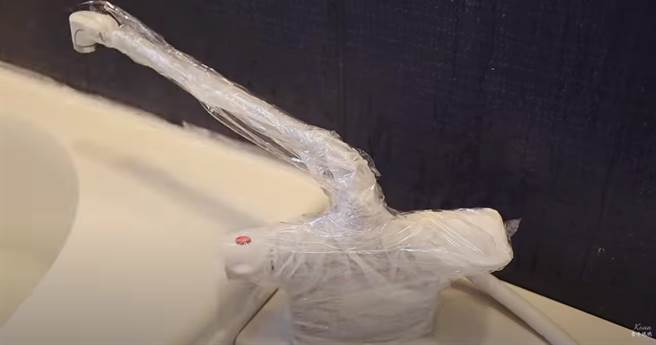 厨房纸巾竟能这样用！家事达人在YouTube影片中示范年末大扫除最令人头痛的浴室深度清洁。(图/截自Koan杏子妈妈 YouTube)