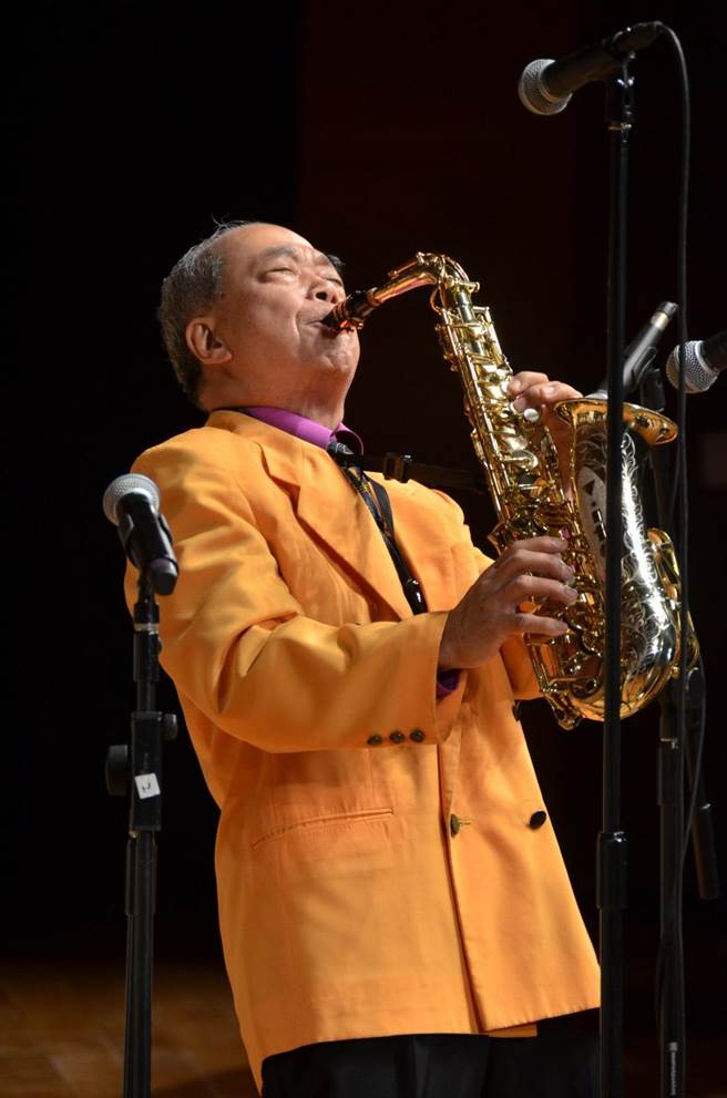 番王老师曾为邓丽君、鳯飞飞等许多知名歌手伴奏。（华风文化提供）