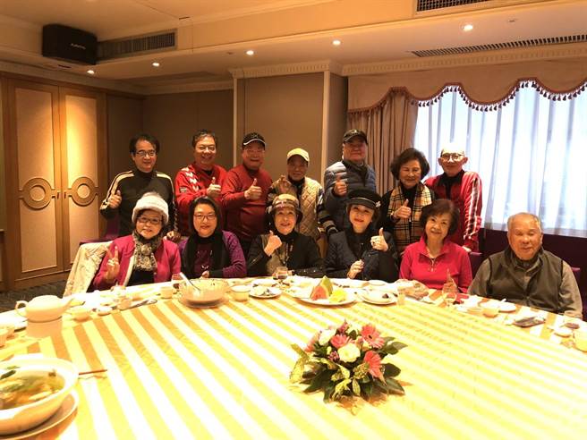番王老师（站中）一月中旬宴请纪露霞（左1）、刘福助（站左3）、方骏（站右3）、贝蒂（右3）、丁文棋（站左2）、金澎（站右1）、张敏（左2）等友人聚餐。（华风文化提供）