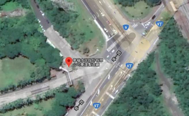 近日有民眾反映，苏花改东澳端南下道路幸一路衔接旧苏花公路往花莲的标线不清楚，常误驶进水泥厂。（县议员魏嘉彦提供／罗亦晽花莲传真）