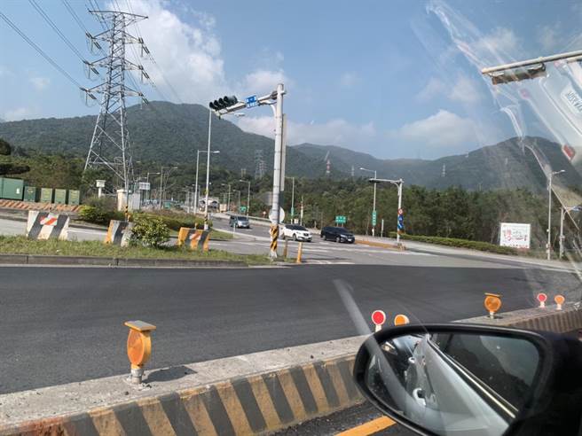 苏花改东澳端南下道路幸一路周边标示不明，让不少驾驶不小心驶入对向车道导致逆向而行。（民眾提供／罗亦晽花莲传真）