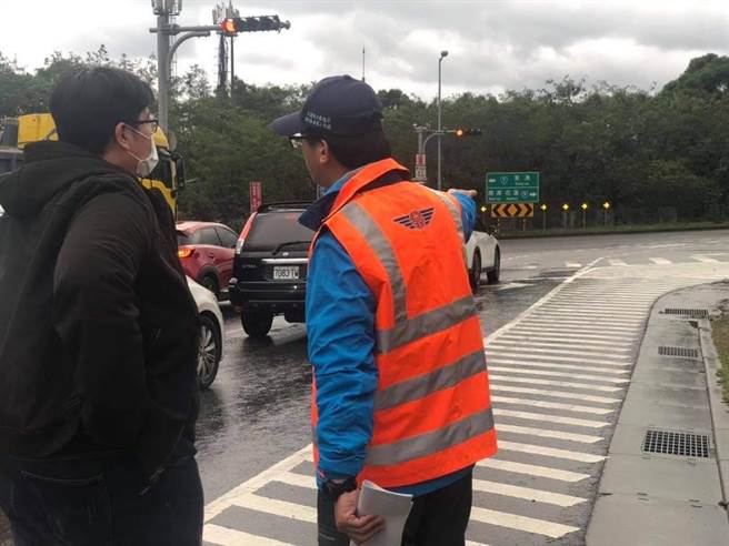 花莲县议员魏嘉彦（左）日前在立委林为洲服务处协助下，邀集公路总局苏花公路改善工程处现勘。（花莲县议员魏嘉彦提供／罗亦晽花莲传真）