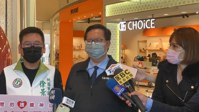 桃园市长郑文灿今天下午前往大江购物中心视察防疫作为。（黄婉婷摄）