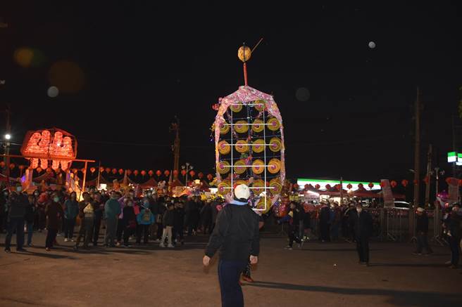 沿袭百年旧风貌的花坛白沙坑迎灯排，是地方重要的民俗活动，虽受防疫考量晚会与相关活动取消，但各单位制作的灯排展示比赛、与夜间灯排遶境活动，今年仍将延续传统照常举行。（彰化县政府提供／谢琼云彰化传真）