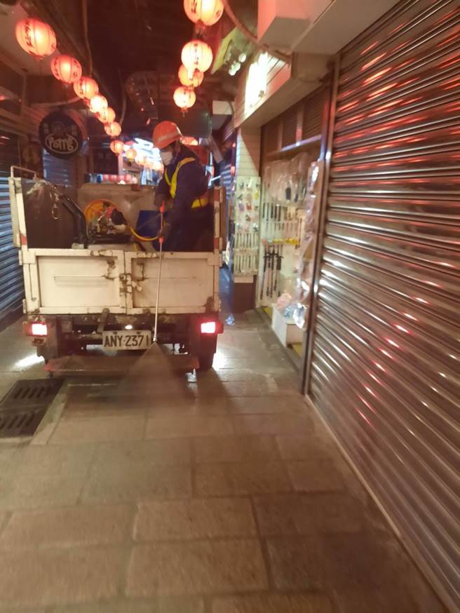 九份老街与周边景点昨晚展开全面大消毒。（新北市环保局提供／许哲瑗新北传真）