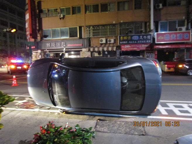 撞击力道大，陈的轿车当场翻覆。（读者提供／张妍溱台中传真）