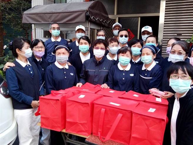 慈济1月31日启动第1波寒冬送爱心年菜活动，预计送出1300份年菜，将进行到2月7日。（慈济基金会提供／林瑞益高雄传真）