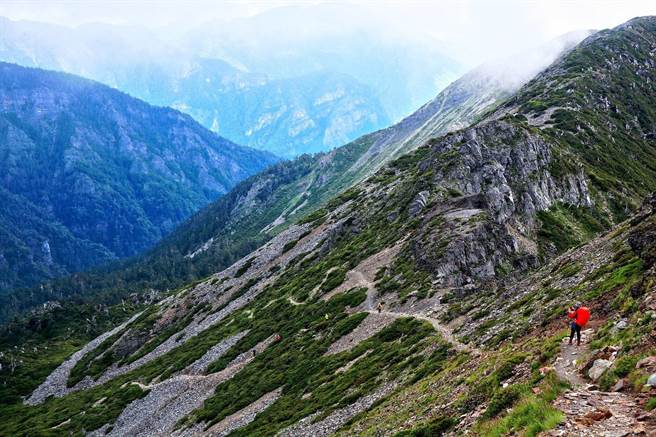 高山登山步道于斜坡段採「之」字形设计，能够减缓雨水冲刷，雪霸处呼吁登山勿走捷径，守护生态也保障登山安全。（雪霸国家公园管理处提供／巫静婷苗栗传真）