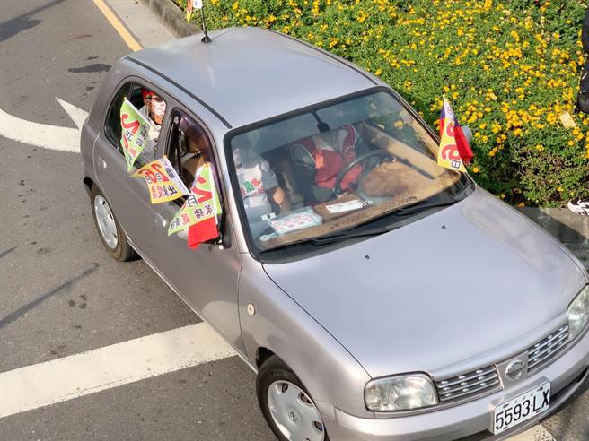 罷捷車隊遊行今天下午登場，上千民眾集結。（柯宗緯攝）