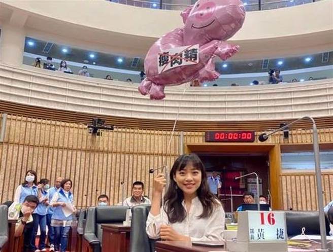 去年藍綠為萊豬議題爭吵不休，黃捷則開心拍照。（圖／摘自黃捷臉書）