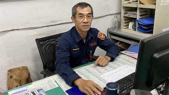 左營警分局左營派出所副所長蔡太雄熱心服務。（警方提供／林瑞益高雄傳真）