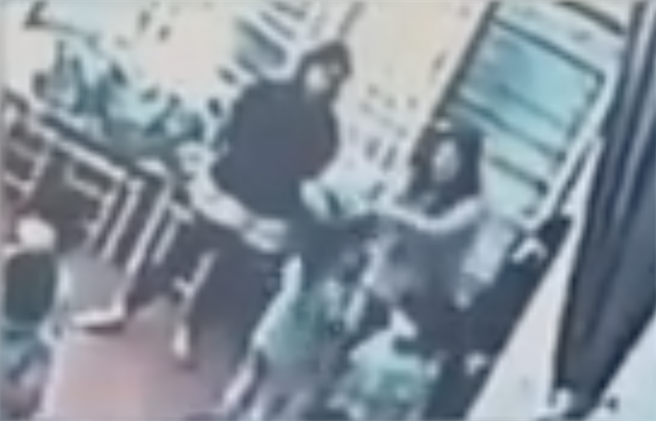 老师疑在其他学生及老师面前施虐。（翻摄画面／李俊淇新北传真）