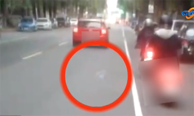 高雄一位女大生騎車時口罩自口袋飛出，遭環保局重罰3600元。（圖／中視新聞）