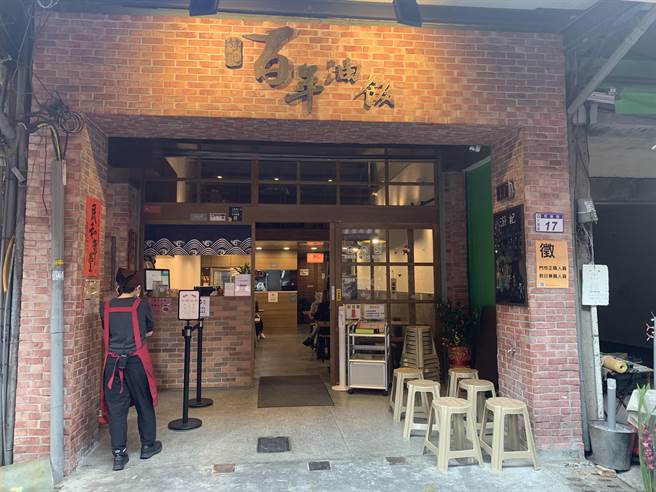 大溪百年油饭店被点名为确诊者足迹，用餐人数明显减少。（黄婉婷摄）