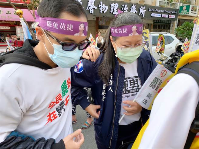 罢捷领衔人刘辰芳今抱病出席车队游行，在罢捷发言人徐尚贤等人搀扶下，走上战车。（柯宗纬摄）