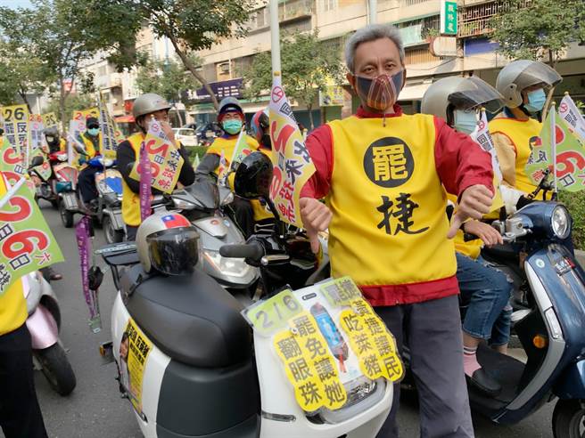鳳山市民陳祐紳在機車貼標語「黃捷讓民吃萊豬，罷免讓她翻眼珠」，社區每一個經過的人都給我比讚。（柯宗緯攝）