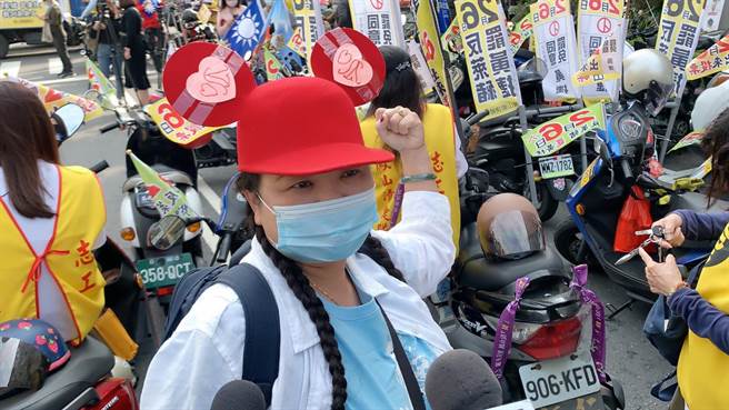 台中民眾「呱呱」直嗆黃捷，「我們台中隨便一個議員都比她好」，她太爛啦。（柯宗緯攝）