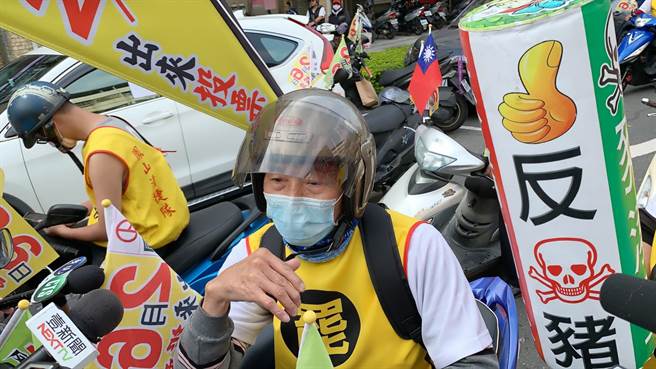 家住台南新化邱先生也特地騎車前來，他怒批，黃捷根本不顧百姓，這款市議員毫無建設。（柯宗緯攝）